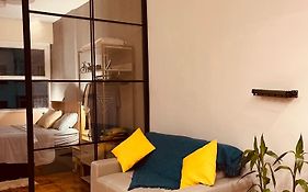 Quadra praia! Loft industrial requintado NOVO para 4 pessoas vizinho COPACABANA PALACE!